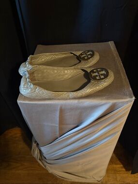 Tory Burch Quilted Logo Medallion Ballet Flats in Gray Gold